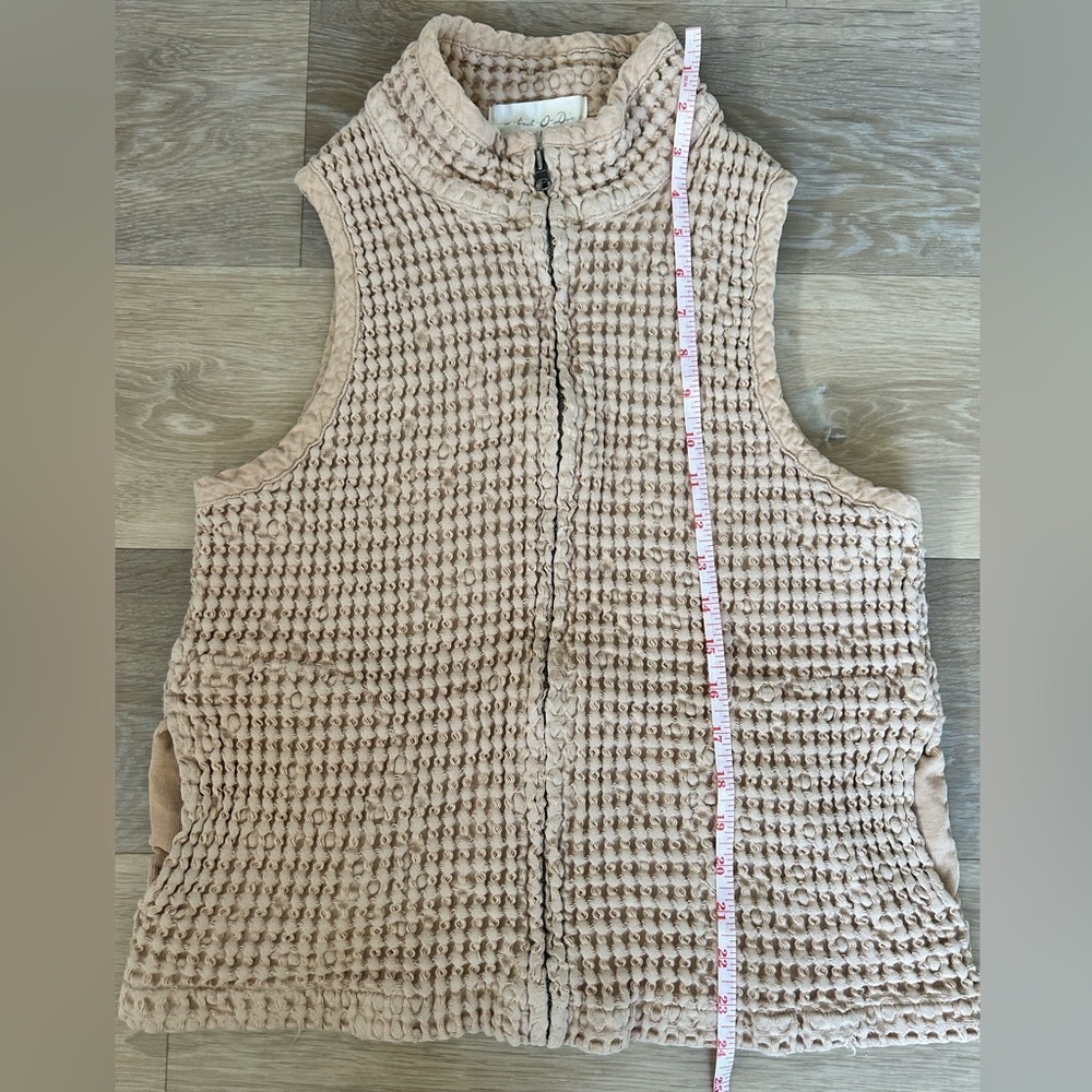 Textured Beige Zip-Up Vest - Picture 7 of 8